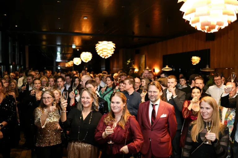 Kollegaer hygger sig med cocktails til en firmajulefrokost